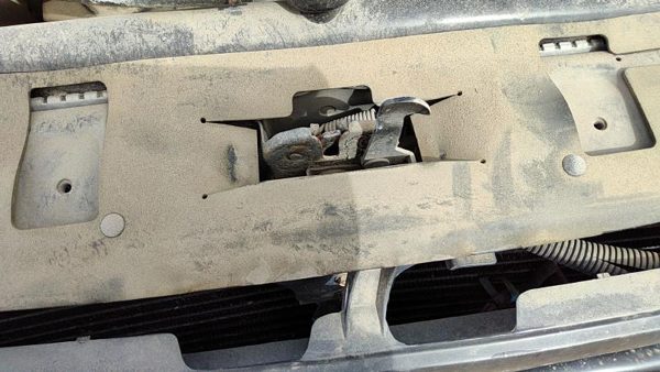 1993-1995 Nissan Pathfinder Hood Latch Assembly With Bracket Oem 6250055G00 — photo 2