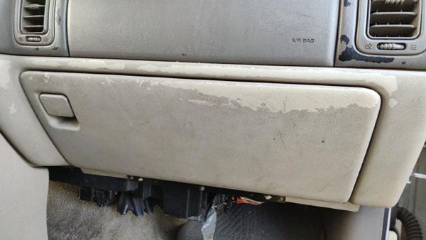 2001 Suburban 1500 Glove Box — photo 3
