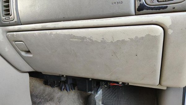 2001 Suburban 1500 Glove Box — photo 2