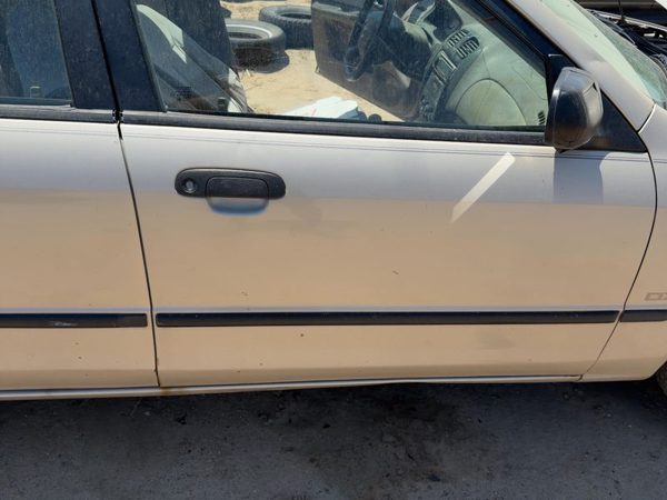 2000 Mazda Protege Front Door RH Champagne Silver 4F — photo 1