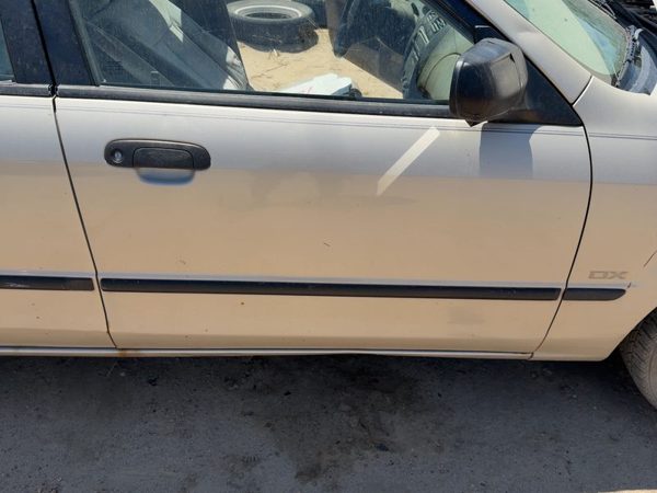2000 Mazda Protege Front Door RH Champagne Silver 4F — photo 2