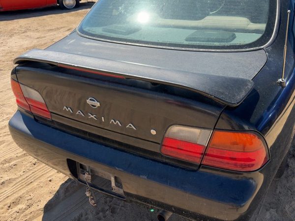 1996 Nissan Maxima Trunk/decklid/hatch/tailgate Black — photo 2