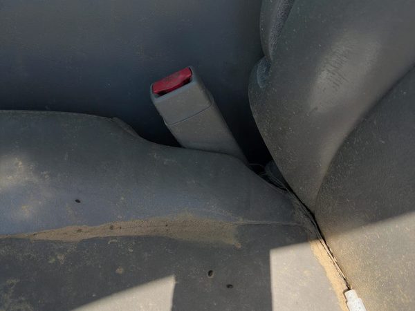 03-06 Suburban 1500 Driver Left Front Seat Belt Buckle Receiver Oem Gray 92I — photo 1