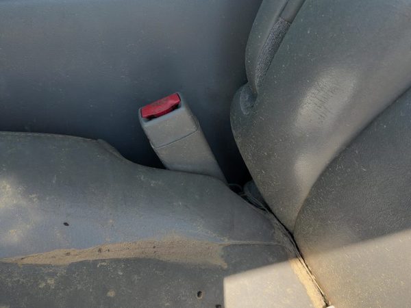 03-06 Suburban 1500 Driver Left Front Seat Belt Buckle Receiver Oem Gray 92I — photo 4