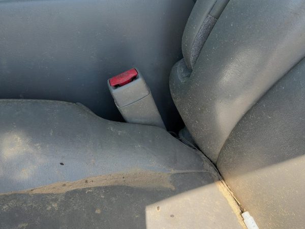 03-06 Suburban 1500 Driver Left Front Seat Belt Buckle Receiver Oem Gray 92I — photo 3