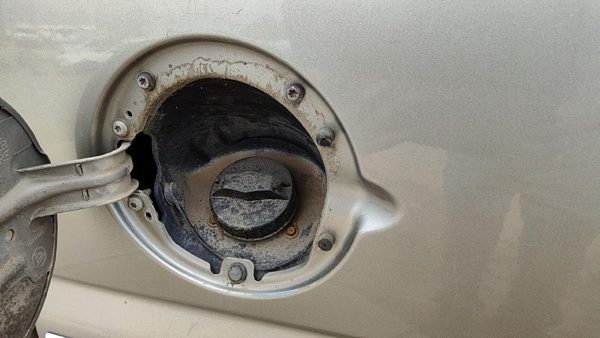 1999-2004 Sierra 2500 Hd Fuel Filler Neck Assembly With Gas Cap Oem 15710309 — photo 1