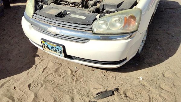 2004-2005 Chevy New Style Malibu Front Bumper Cover Assembly Oem White 40U — photo 1