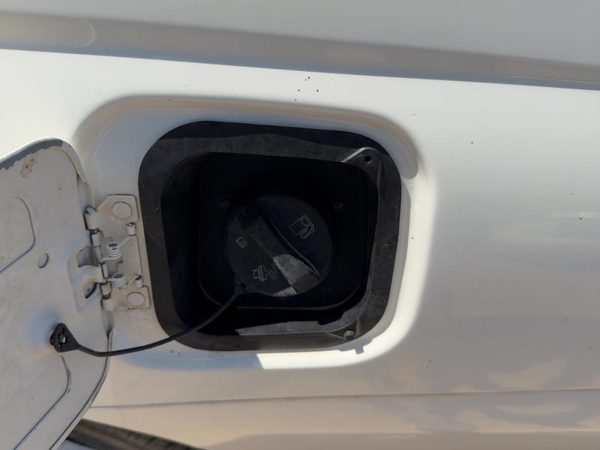 2006-2007 Chevy Monte Carlo Fuel Filler Neck Assembly With Gas Cap Oem 3.9L Lt — photo 2
