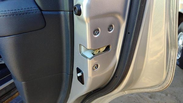 2009-2015 Honda Pilot Passenger Right Rear Door Latch With Rods/Cables Oem Back — photo 2