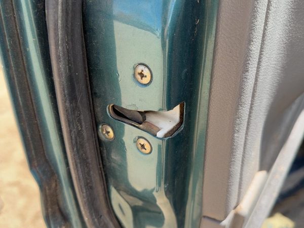 95-97 Isuzu Rodeo Driver Left Front Door Latch With Rods/Cables Oem — photo 2