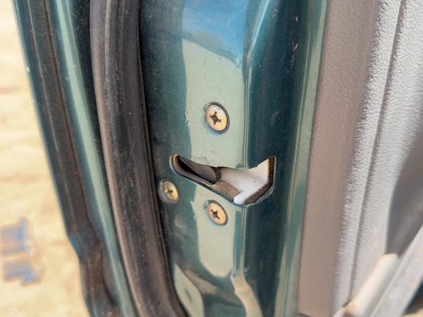 95-97 Isuzu Rodeo Driver Left Front Door Latch With Rods/Cables Oem — photo 3