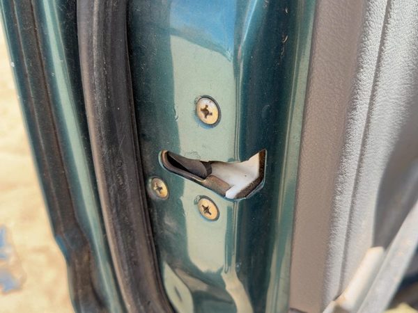 95-97 Isuzu Rodeo Driver Left Front Door Latch With Rods/Cables Oem — photo 4