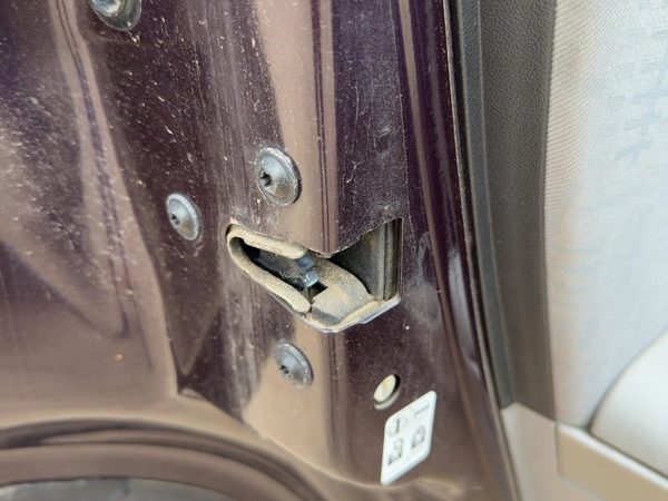 2005-2008 Chevy Equinox Driver Left Rear Door Latch With Rods/Cables Oem Back — photo 4