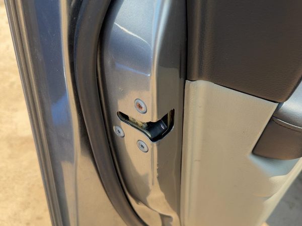 2003-2004 Infinity Fx45 Driver Left Front Door Latch With Rods/Cables Oem — photo 2