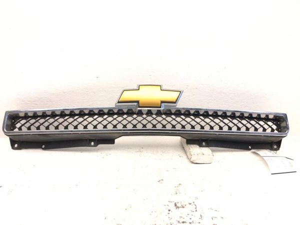 2012 Chevy Tahoe Grille Upper Section Nice OEM With Emblem — photo 2