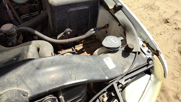 99-07 Silverado 2500 Hd Windshield Washer Fluid Reservoir With Pump Wiper Tank — photo 2