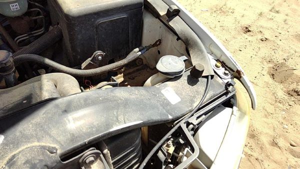 99-07 Silverado 2500 Hd Windshield Washer Fluid Reservoir With Pump Wiper Tank — photo 1