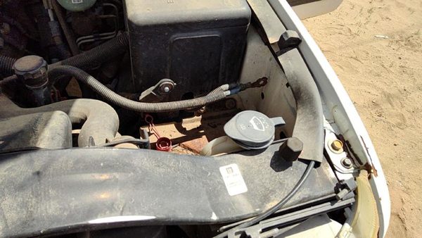 99-07 Silverado 2500 Hd Windshield Washer Fluid Reservoir With Pump Wiper Tank — photo 3