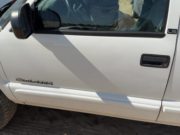 2002 Blazer S10/jimmy S15 Front Door LH White 50U — photo 3