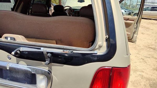 1998 Lincoln Navigator Back Glass/window Frame — photo 4