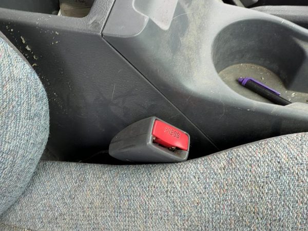 1998-2002 Isuzu Rodeo Passenger Right Front Seat Belt Buckle Receiver Oem — photo 1