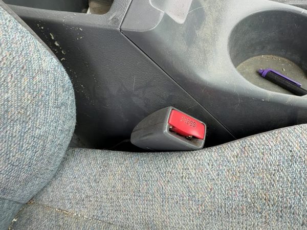 1998-2002 Isuzu Rodeo Passenger Right Front Seat Belt Buckle Receiver Oem — photo 2