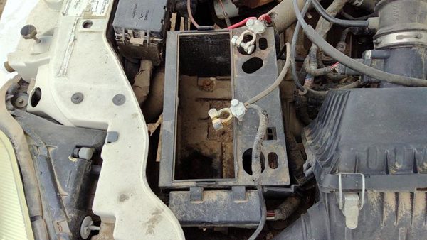 2005 Ford Taurus Battery Tray — photo 3