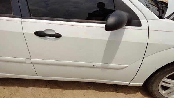 2000 Ford Focus Front Door RH White Yz — photo 2