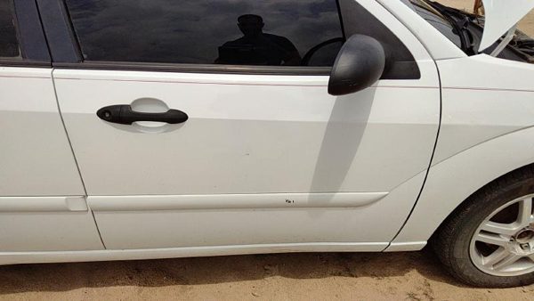 2000 Ford Focus Front Door RH White Yz — photo 3