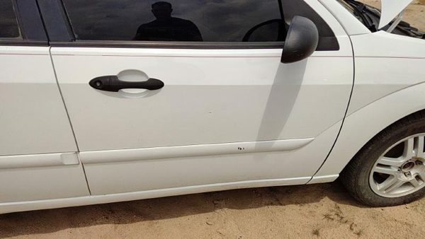 2000 Ford Focus Front Door RH White Yz — photo 4
