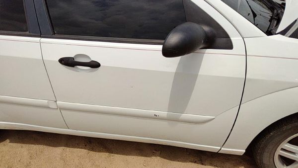 2000 Ford Focus Front Door RH White Yz — photo 1