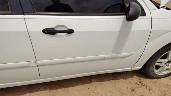 2000 Ford Focus Front Door RH White Yz — photo 5