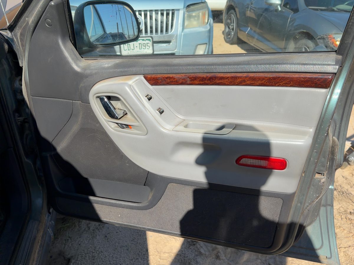 02-03 Grand Cherokee Passenger Right Front Door Trim Panel With Switches Gray