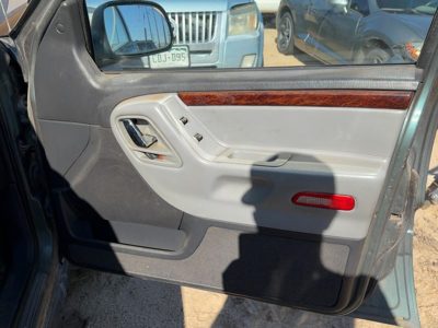 02-03 Grand Cherokee Passenger Right Front Door Trim Panel With Switches Gray