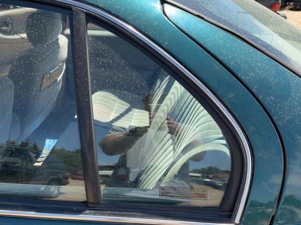 95-01 Chevy Lumina Driver Left Rear Vent Window Back Door Glass With Frame Oem — photo 2