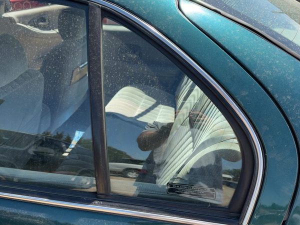 95-01 Chevy Lumina Driver Left Rear Vent Window Back Door Glass With Frame Oem — photo 3