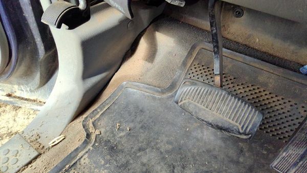 1999-2004 F350 Powerstroke Driver Left Lower Kick Trim Panel Oem Gray — photo 2