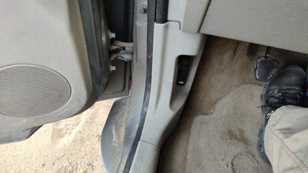 07-10 Chevy Hhr Driver Left Lower Kick Trim Panel Oem Gray 14B — photo 2