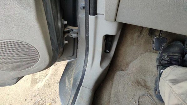 07-10 Chevy Hhr Driver Left Lower Kick Trim Panel Oem Gray 14B — photo 3