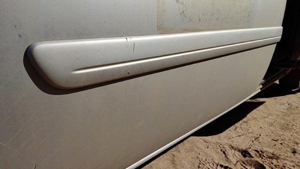 05-07 Caravan Driver Left Front Moulding From Door Trim Strip Ps2 Bright Silver — photo 3