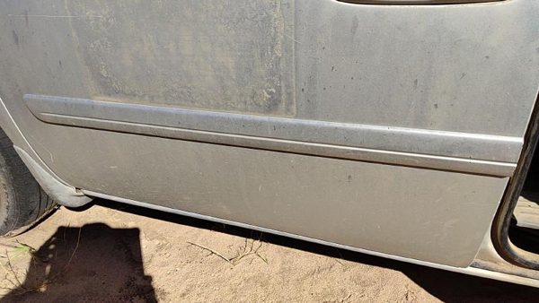05-07 Caravan Driver Left Front Moulding From Door Trim Strip Ps2 Bright Silver — photo 1