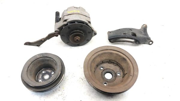1971-1986 Chevy K10 Alternator With Mount Bracket And Pulleys Oem 5.7L J8127023 — photo 1
