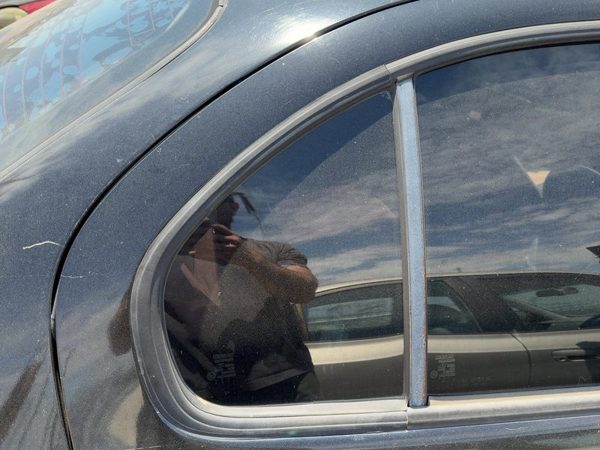 95-99 Maxima Passenger Right Rear Vent Window Back Door Glass With Frame Oem — photo 2