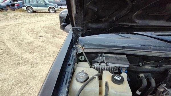 2012 GMC Canyon Hood Hinge RH Black 41U — photo 3