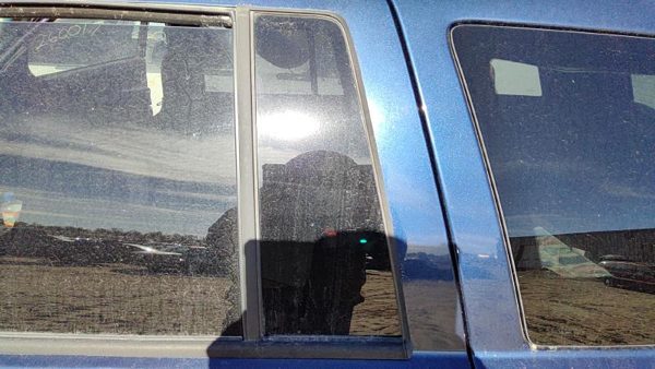 99-04 Grand Cherokee Driver Left Rear Vent Window Back Door Glass With Frame — photo 3