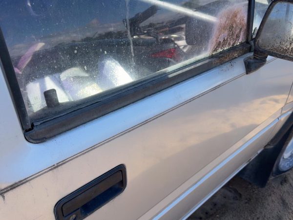 1988-1995 Isuzu Pup Passenger Right Front Belt Moulding From Door Oem — photo 1