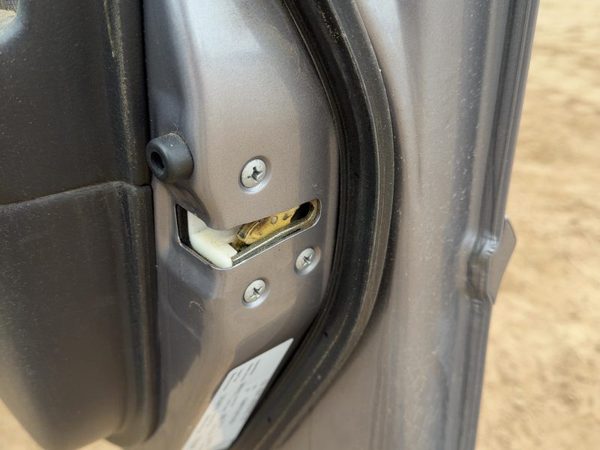 05-09 Legacy Outback Passenger Right Front Door Latch With Rods/Cables Oem — photo 2