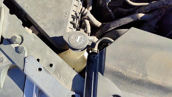 2005-2008 Cadillac Sts Windshield Washer Fluid Reservoir With Pump Wiper Tank — photo 3