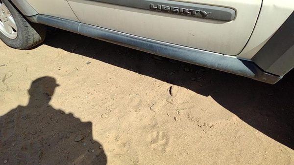 2005-2007 Jeep Liberty Passenger Right Lower Rocker Moulding Oem Side Skirt — photo 1