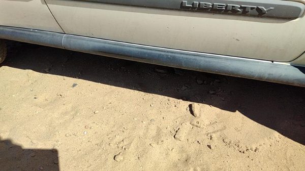 2005-2007 Jeep Liberty Passenger Right Lower Rocker Moulding Oem Side Skirt — photo 3